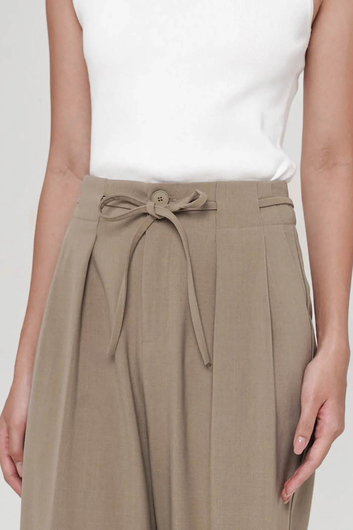 Cooper High-Waist Belted Pants In Khaki