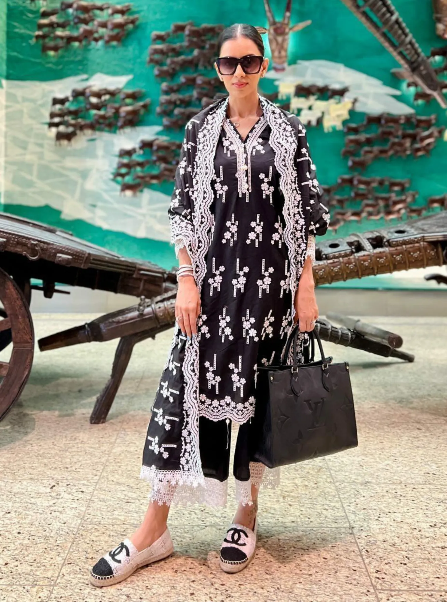 Mulmul Cotton Riwa Black Kurta With Riwa Black Palazzo